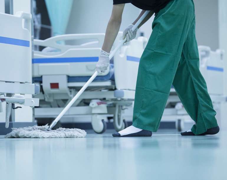 Nghề tạp vụ vệ sinh tại các bệnh viện – Gian nan và nhiều trách nhiệm!